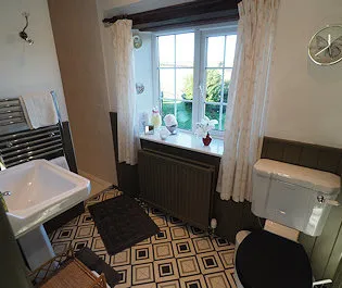 The en-suite shower room for the Loveton Room